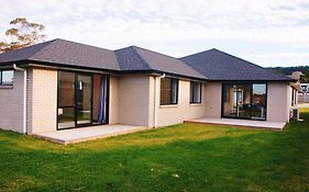 Modern Chic - Ideal Location - 5 Bedrooms - In Rotorua
